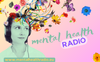 Das Logo von mental health Radio zeigt den Schriftzug und ein Foto eines Frauenkopfs mit OnEar-Kopfhörern. Rund um ihren Kopf schweben bunte Blumen und Bänder