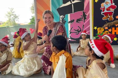 Österreichische Frau mit indischen Kindern bei einer Aufführung