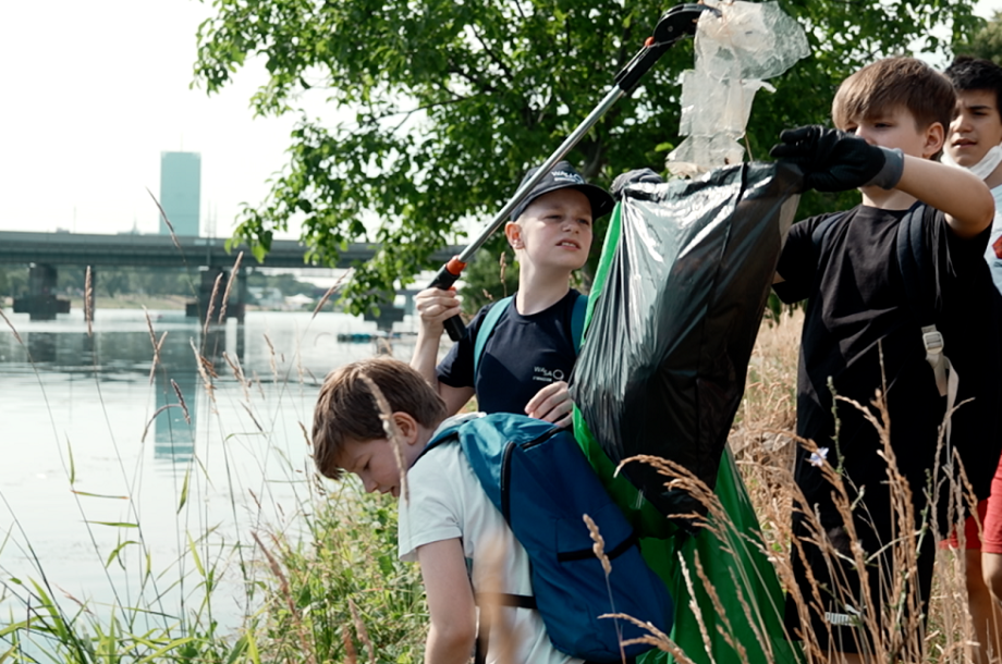 4 Jungs an der Donau beim Müllsammeln